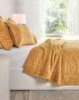 Bari - Velvet Quilt Set